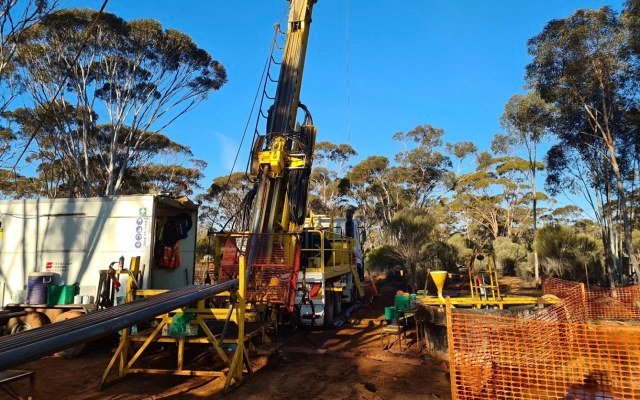 Anglo Australian Resources extends Mandilla gold discovery at depth, notes numerous visible gold occurrences