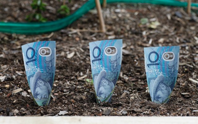 Australian economy struggles to grow as GDP weakens