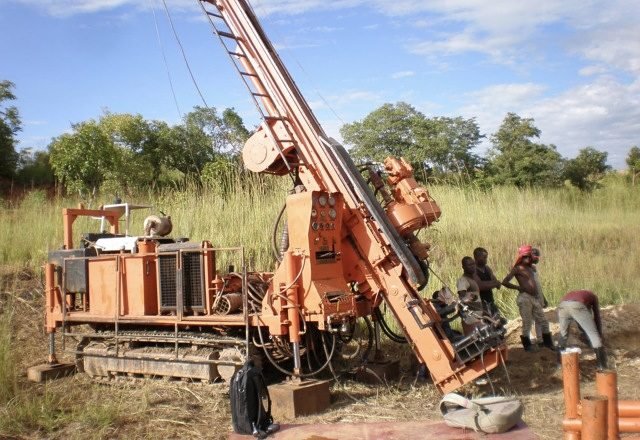 AVZ pulls out whopping visible 295m thick spodumene intersection, assays pending