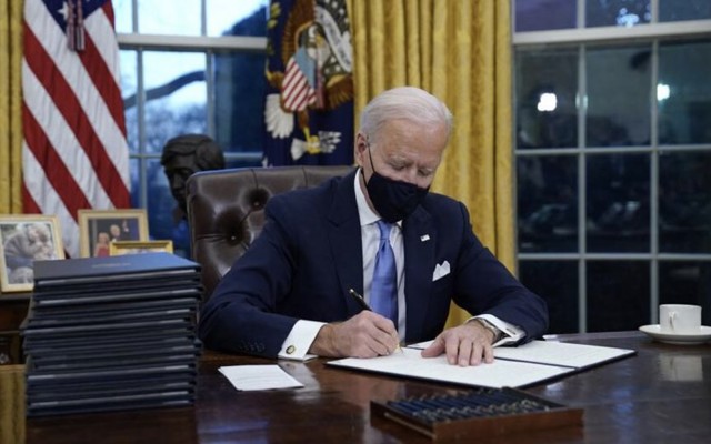 Biden to convert government fleet to electric vehicles, Norway posts record EV sales, fast-charge batteries take-off
