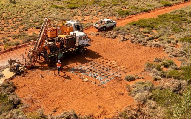 Caeneus Minerals finds disseminated sulphides in maiden holes at Roberts gold project