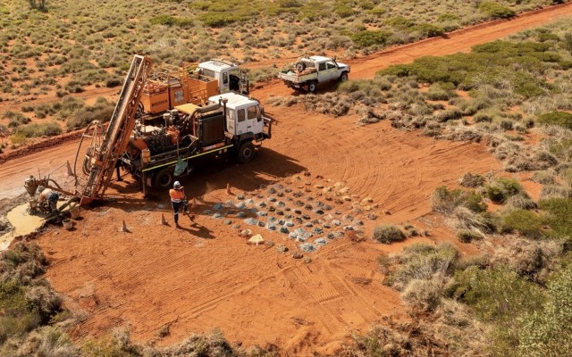Caeneus Minerals finds disseminated sulphides in maiden holes at Roberts gold project