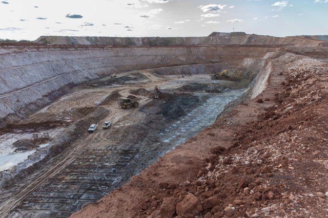 Empire Resources studying diamond drill cores from Penny’s Find