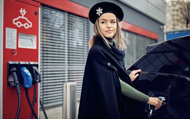 Europe targets 1.3 million electric vehicles on the road by December amid accelerated sales growth