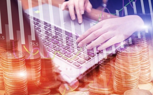 Fintech vs Banking: Which sector controls the future of money?