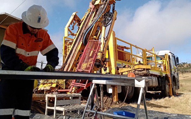 Navarre Minerals speeds-up exploration at Irvine, third diamond rig now in operation