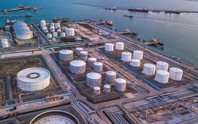 Oil industry faces a major adjustment with plenty of stored oil