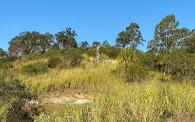 QMines 在 Mt Chalmers 铜金项目西南发现高品位