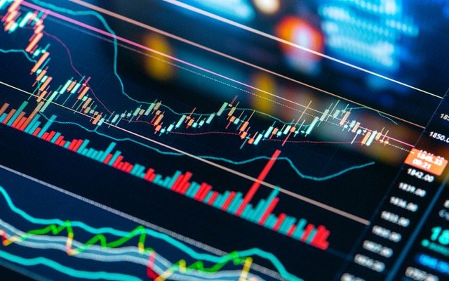 Weekly review: rare positive week comes from strong energy and retail sector