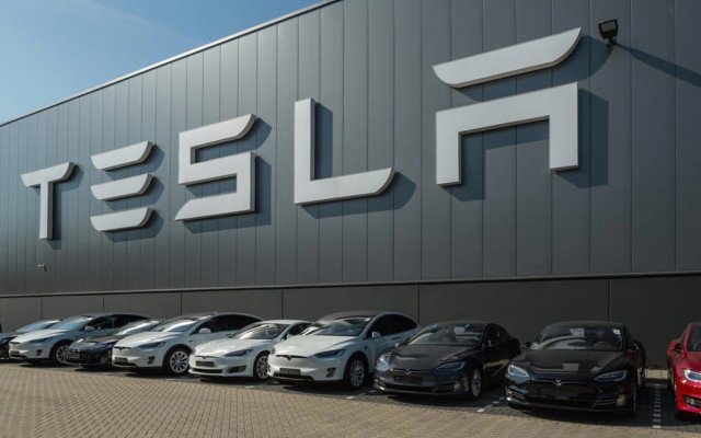 Tesla plans to have 1 million self-driving robo-taxis on the road by 2020